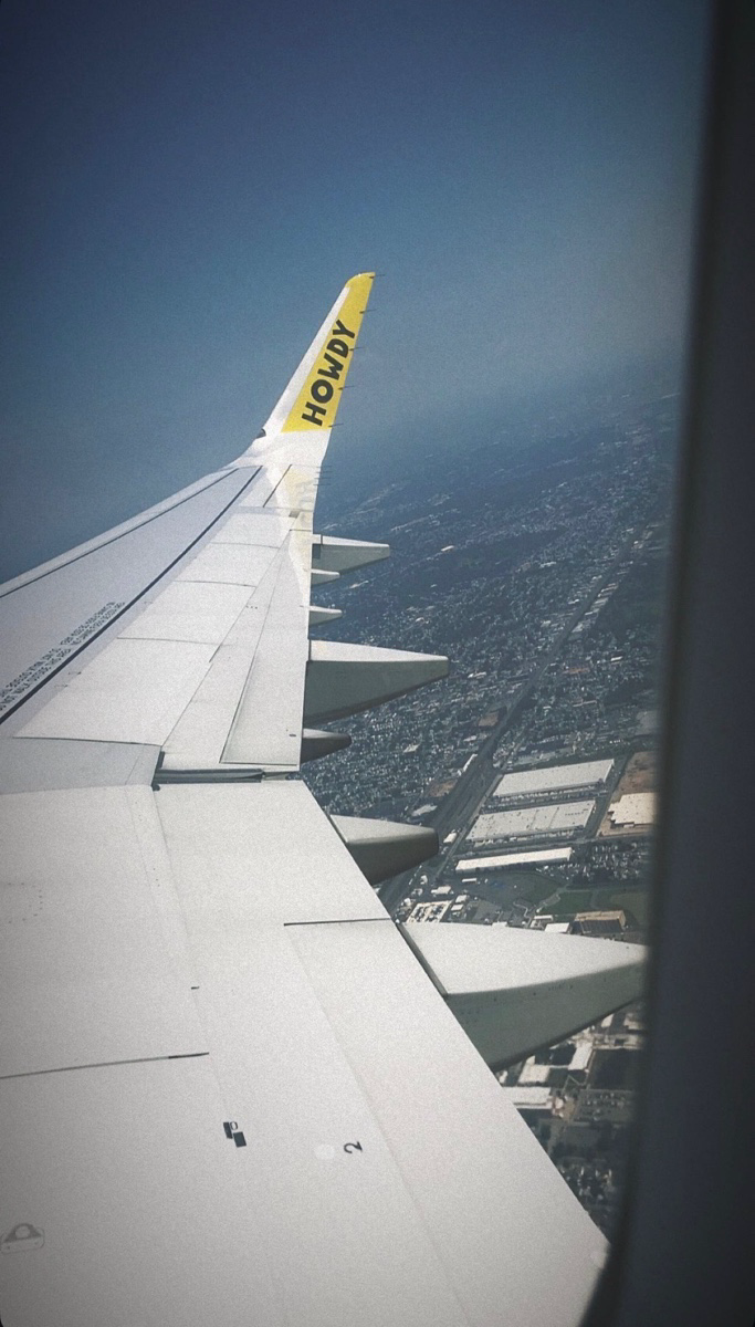 Wing of a Houston-bound plane, &lsquo;Howdy&rsquo; on the winglet